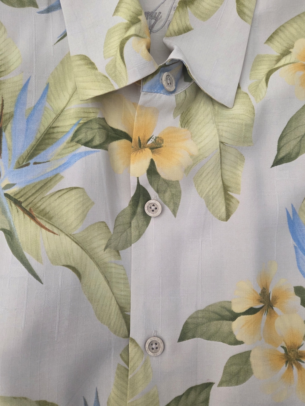 Tommy Bahama Silk Men's  Hawaiian Floral Button-Up Shirt.